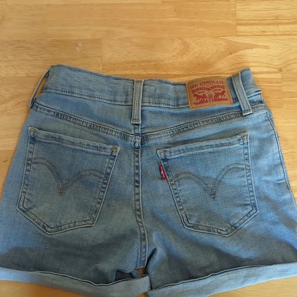 Levi's Shorts - Picture 2 of 3